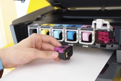 Какими средствами можно очистить струйный  картридж для принтера перед заправкой?